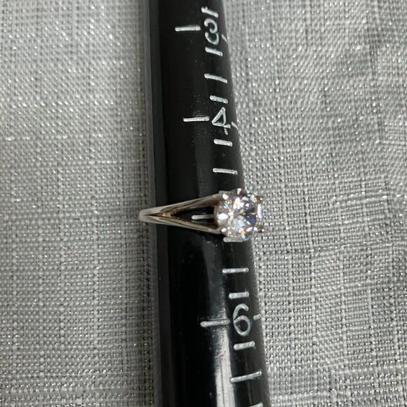 Stunning Silver and 1 Carat CZ Solitaire Ring Size 5 - Picture 3 of 4